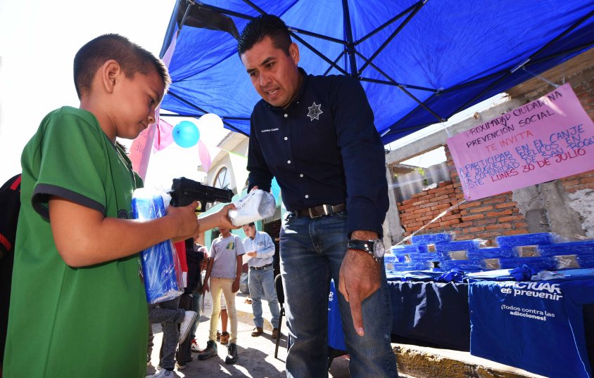 CANJE DE JUGUETES BÉLICOS (1)