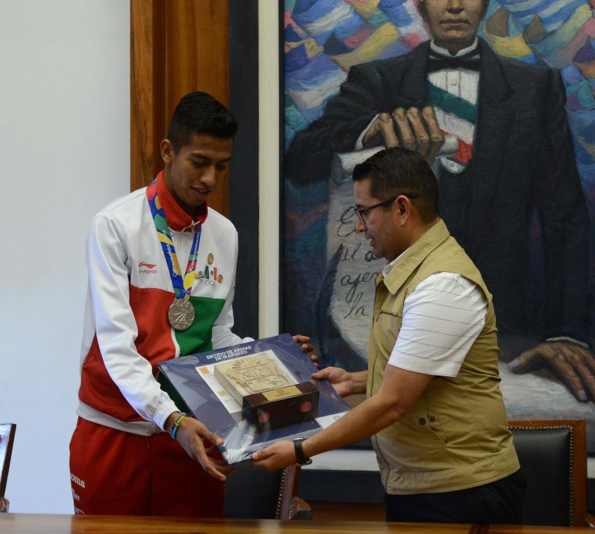 RECONOCIMIENTO ATLETA IRAPUATENSE (2).JPG