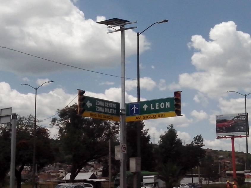 SEMÁFOROS CON PANELES SOLARES (1).jpeg