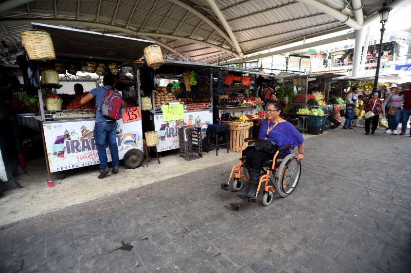 Eloisa Alca hace recorrido con los comerciantes.JPG