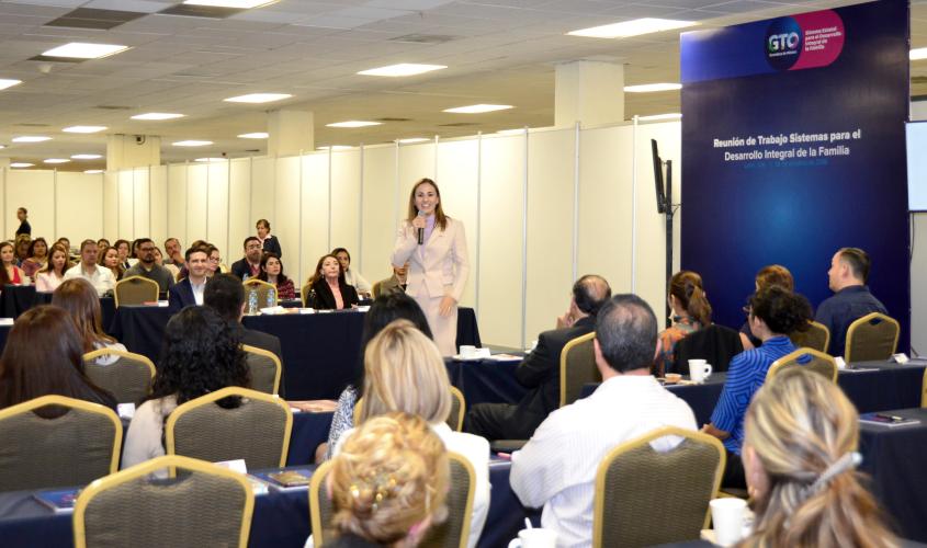 Presidenta del DIF Estatal Adriana Ramírez Lozano..JPG