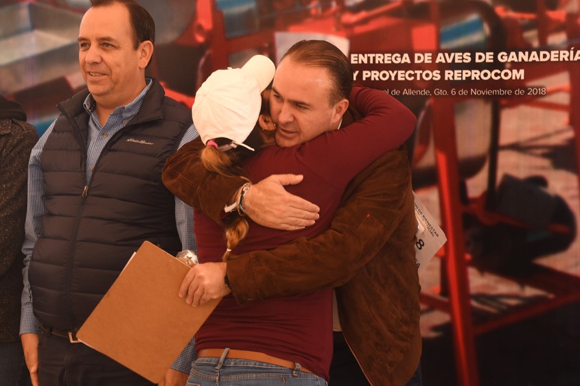 entrega de molinos y pollos 6.jpg