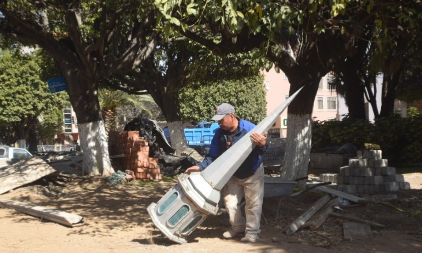 Trasladan piezas del Kiosco (4).jpeg